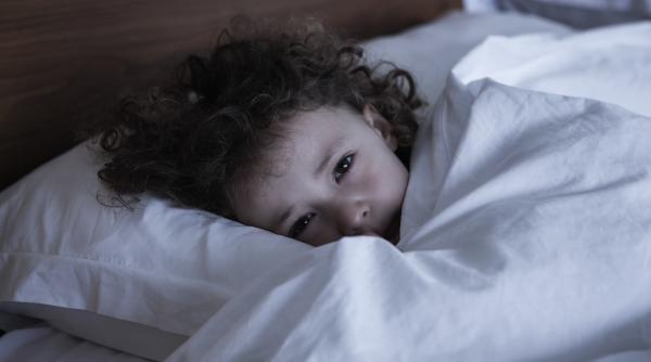 Studiu: Copiii care dorm mai puțin de orele recomandate ar putea avea o dezvoltare cognitivă mai scăzută