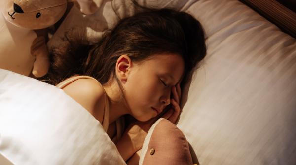 Enurezisul nocturn: Copilul tău udă patul des. Iată cauzele și cum ai putea să îl ajuți