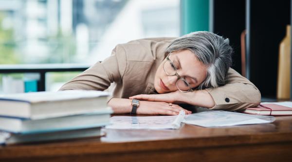 Profesoara de română, în stare de ebrietate la liceu: A căzut peste mașinile parcate în fața instituției