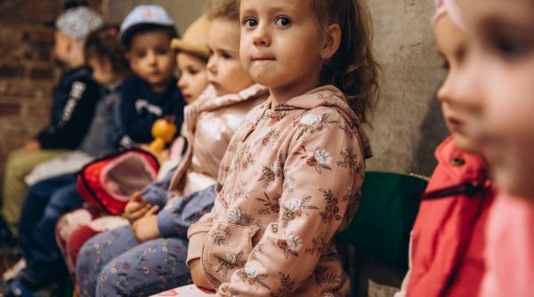 România, în topul țărilor europene în ceea ce privește numărul de copii care trăiesc în sistemul de protecție al statului. Cât durează adopţia unui micuț?