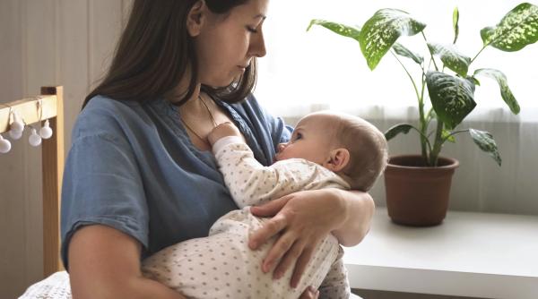 Alimentele pe care mamele NU ar trebui să le consume în timpul alăptării