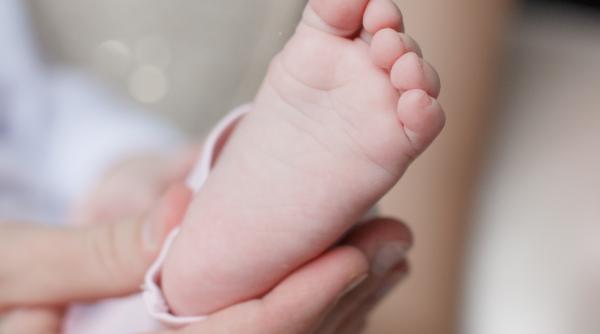 Ce este testul călcâiului și de ce ar trebui să-l faci bebelușului tău? Pediatrii recomandă efectuarea lui între 48 și 72 de ore de viață
