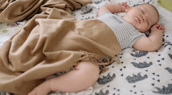 Ce să faci dacă copilul se dezvelește noaptea? Cum putem înțelege dacă îi este sau nu frig