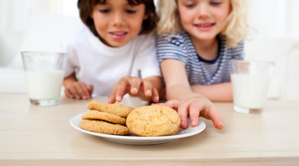 Gustări sănătoase: 3 prăjituri hrănitoare și delicioase pentru copii. Sunt ușor de preparat și printre preferatele micuților!