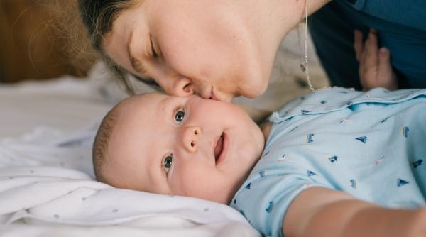 De ce nou-născuții se uită la tavan și râd: Ce văd?