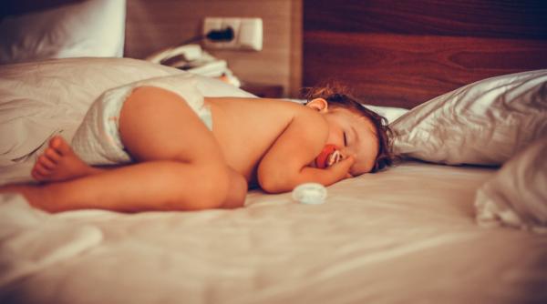 Faci liniște absolută atunci când doarme copilul? Iată ce spun specialiștii despre acest aspect