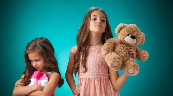 Egoismul la copii: Cum să acționezi (dacă trebuie să o faci) și cum să-i înveți să fie generoși. Un ghid de la un celebru pediatru și psihanalist englez