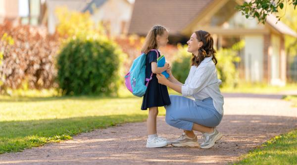 „Pa, distracție plăcută!” De ce să NU mai spunem aceste cuvinte când ne lăsăm copiii la școală? Claudia Chiru: „În niciun caz NU este loc de joacă! Spuneți ASTA!” / VIDEO