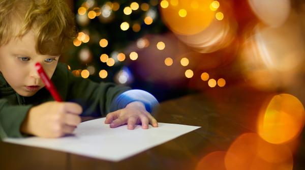 Scrisoarea către Moș Crăciun este mult mai mult decât o cerere de cadouri! Cum să-ți ajuți copilul pentru a face această experiență și mai specială?