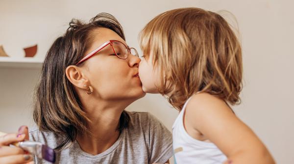 Copilul își cheamă mama pe nume: Ar trebui să vă faceți griji? Iată o posibilă explicație 