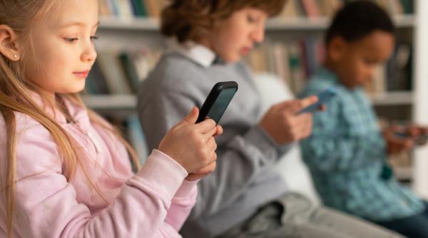 Ecranele și copiii. Ultimele concluzii ale unor cercetări care „ar trebui să liniștească părinții”: „Problema nu e în a oferi sau nu micuților telefoanele!”