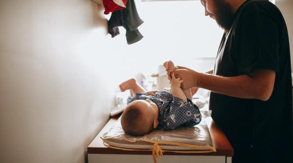 Sânge în scaunul copilului: Când să vă faceți griji