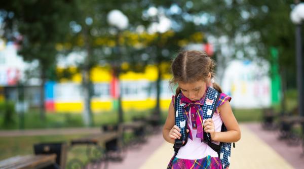 Copilul vine acasă cu o notă proastă? Ce ar trebui să faci și ce nu, potrivit unui expert în neuroștiință și dezvoltare a micuților