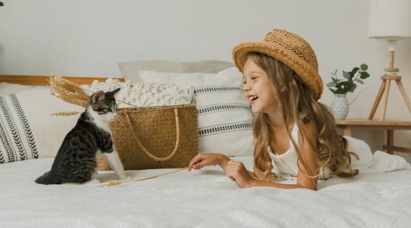 Dormitul cu pisica: Argumente pro și contra pentru copii și adulți
