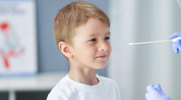 Semnal de alarmă pentru părinți și cadrele didactice! Dr. Daciana Toma: „Copiii NU au nevoie să facă exsudat faringian și nazal la intrarea în colectivitate!”