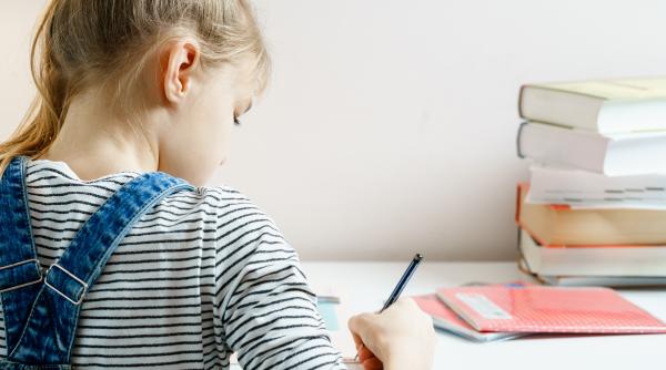 Ajutăm sau nu copiii la temele pentru acasă? Claudia Chiru lămurește părinții: „Acesta este obiceiul sănătos pentru această sarcină!” / VIDEO