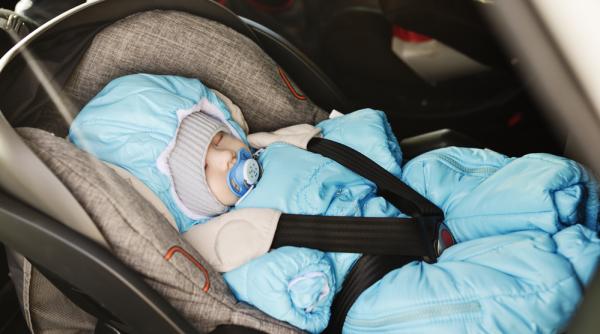 Copii în mașină: Cu jacheta în scaunul auto este periculos