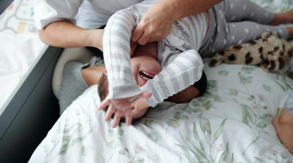 Copii care sparg totul și își lovesc părinții: iată 5 motive care declanșează agresivitatea