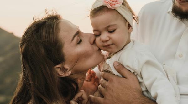 Efectele vindecătoare ale sărutului mamei au fost demonstrate științific