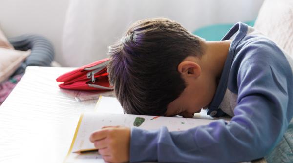 Copiii, supuși unui program infernal de către părinți, pentru a ajunge „cineva”. Avertismentul Claudiei Chiru: „Îi încărcăm cu niște greutăți pe care nu le pot duce! Îi chinuim!” / VIDEO