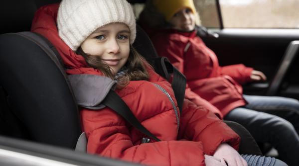 COD ROȘU de viscol. Ce să faci dacă rămâi înzăpezit cu copilul în mașină, potrivit AI-ului ChatGPT