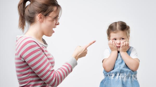 Două trucuri de la un psiholog pentru a-ți disciplina copilul fără a-i afecta stima de sine: „Mustrarea” corectă contribuie la formarea unui micuț responsabil și respectuos