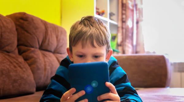 Patru semne care indică faptul că al tău copil abuzează de ecrane. Logoped: Este esențial ca părinții să fie conștienți de acestea