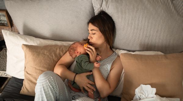 Curățarea suzetei cu propria salivă: Este bine pentru sănătatea copilului? Ce spun specialiștii