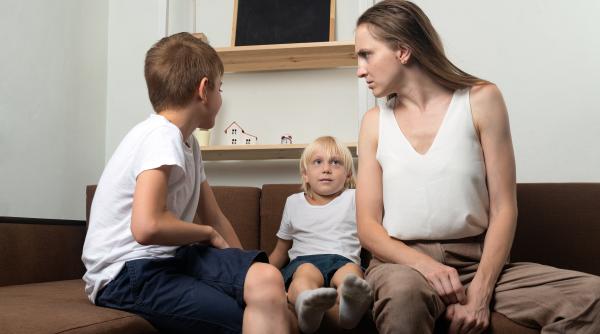 Copilul tău nu ascultă? NU-i spune aceste 3 cuvinte! Specialist: „Când spui asta, îți pierzi toată credibilitatea”