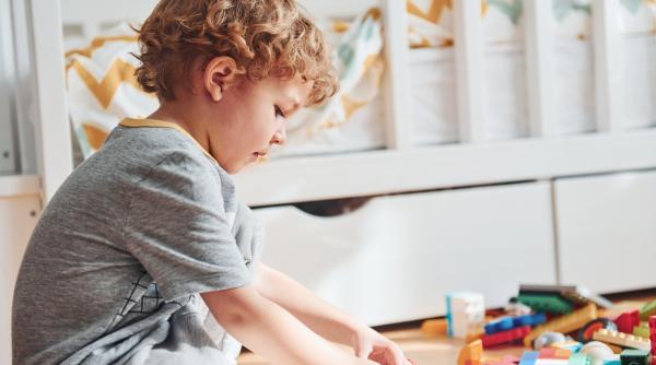 Cum ne dăm seama că micuțul are autism? Dr. Georgescu: „Semnele se observă și de la 1 an. Părinții trebuie să fie atenți la ACESTE aspecte!”