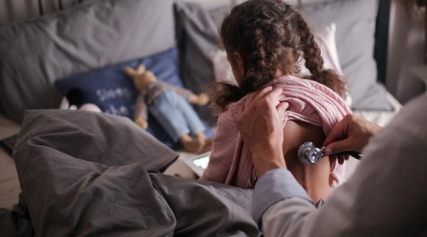 Cum recunoști pneumonia la copii: Atenție la utilizarea fără discernământ a antibioticelor