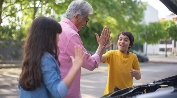 Nu obliga copilul să spună ”Bună ziua” și ”Mulțumesc”: Educația la comandă nu învață nimic