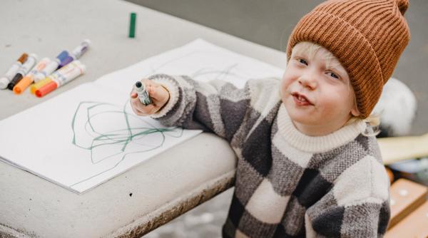 Descifrează mesajele secrete din ”mâzgălelile” libere ale copilului