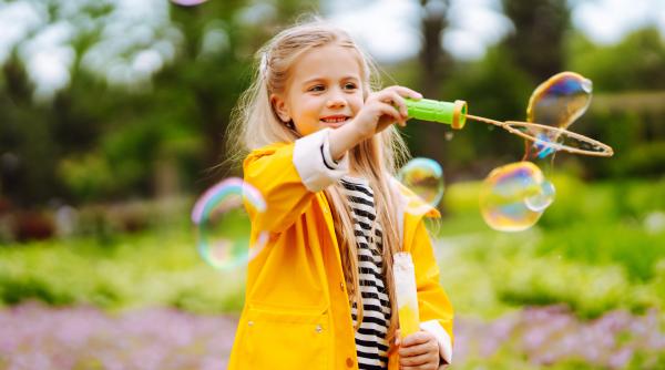 „Introvertit”, „răsfățat”, „egoist”. 3 din 10 copii cresc singuri la părinți, iar aceste etichete sunt dăunătoare. Studiile arată că a nu avea frați nu e ceva negativ