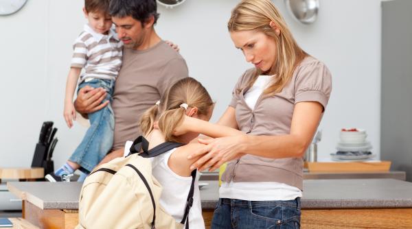 Studiu: Pregătirea copiilor pentru școală echivalează cu o zi suplimentară de muncă pe săptămână