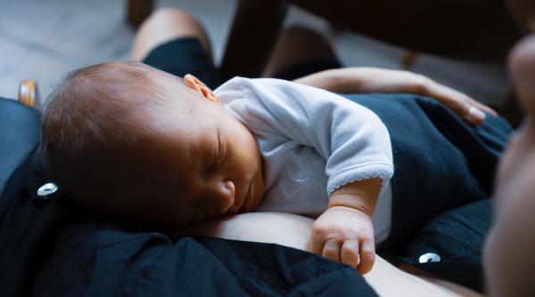 Cum să adormi un copil obosit. Câteva sfaturi de reținut