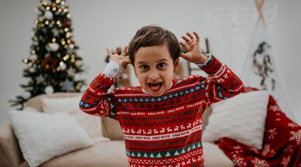 „Comportă-te frumos, Moș Crăciun te vede!” Cât de dăunătoare poate fi această afirmație a părinților: „E o amenințare și se bazează pe generarea de frică!”