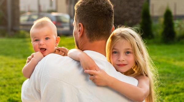 Părinții plug de zăpadă: Cinci semne pentru a-i recunoaște. Expert: „Stați deoparte și lăsați copiii să eșueze!”