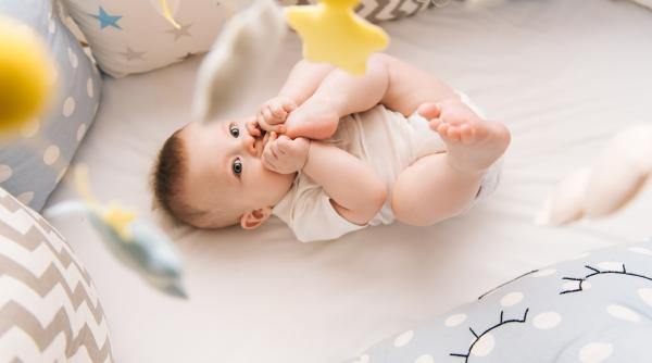 Mișcările spontane ale bebelușului, în și în afara burticii, servesc unui scop important: Un studiu dezvăluie țelul lor esențial