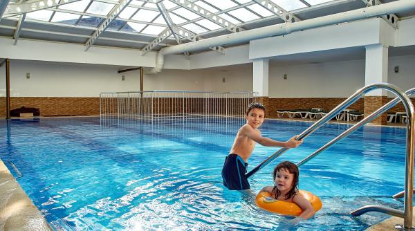 Copiii și piscina: Care este legătura dintre înot și astm. Poate clorul să dăuneze copiilor?