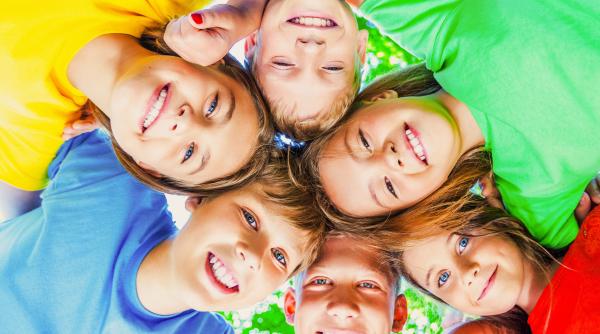 Cum să-ți ajuți copiii să aibă prieteni, conform Harvard: „Procesul nu este mereu ușor!”