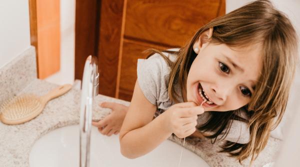 Dinți de lapte care nu cad? Iată ce să faci și când ar trebui să vă faceți griji