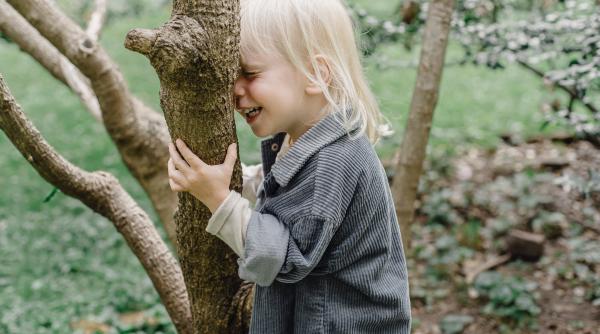 De ce simte copilul nevoia să se ”cațere” în copaci: Imensa utilitate psihofizică a acestei activități