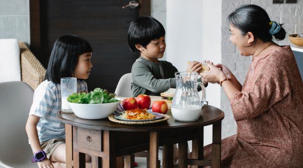 Mâncare și emoții: sfaturi de adoptat la masă