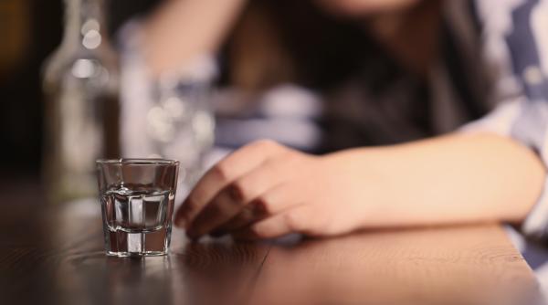 Sondaj îngrijorător: Un sfert dintre părinți văd acceptabil ca minorii să bea alcool ocazional, iar o treime nu impun reguli copiilor