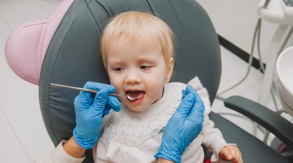 Pedodont Maria Nicoară: „Avem copilași care NU dezvoltă carii din cauza unei igiene incorecte, ci din cauza unui smalț format incorect. ASTA NU se știe!” / VIDEO