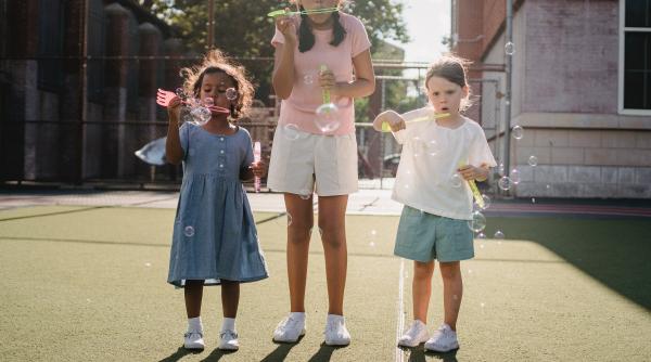 Copil nervos și anxios? Calmează-l cu baloane de săpun. Neuroștiința și pedagogia o confirmă