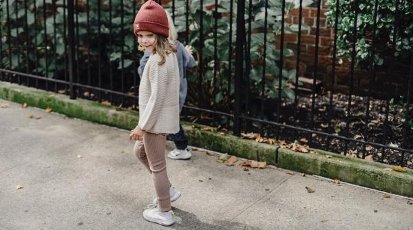 O mamă declanșează o dezbatere socială: Este corect să atingi părul copiilor fără a cere permisiunea?