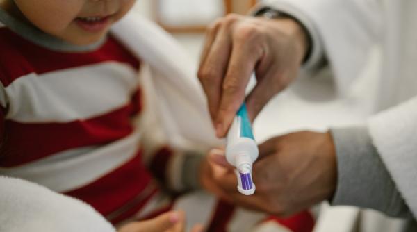 Copilul tău nu vrea să se spele pe dinți? Soluții eficiente pentru a rezolva această problemă