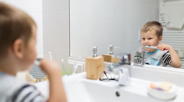 Importanța fluorului pentru dinții copiilor. Dr. Nicoară: „Este foarte bine să fie folosit măcar de 2-3 ori pe săptămână” / VIDEO